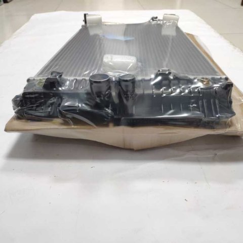 源头厂家 全车系 汽车配件散热器水箱W639/6395010701适配于奔驰